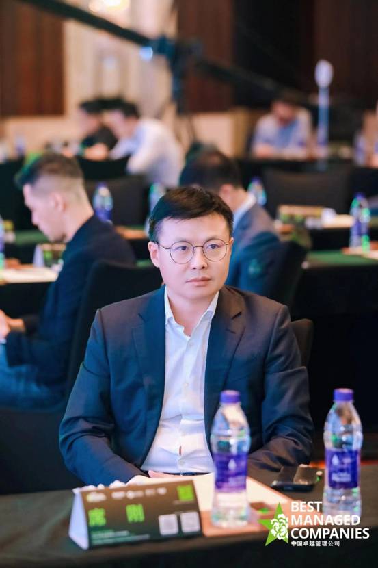 一些人在桌子前
中度可信度描述已自动生成