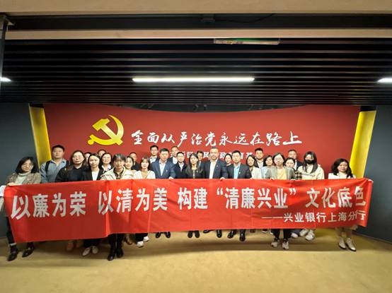 图片包含 路, 巴士, 大, 人们
描述已自动生成