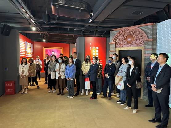 一群人站在室内
描述已自动生成