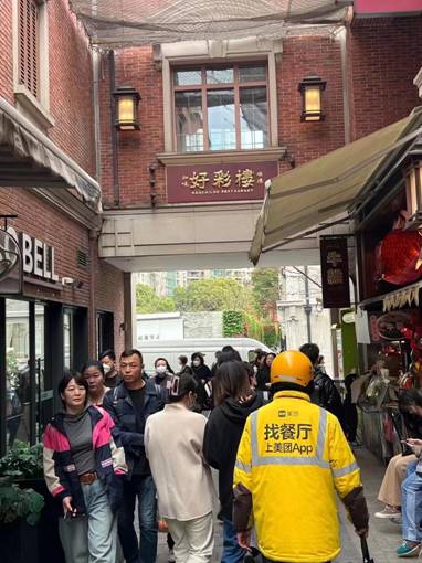 一群人在街道上行走
描述已自动生成