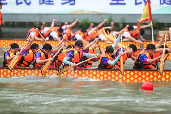 一群人坐在船上
描述已自动生成